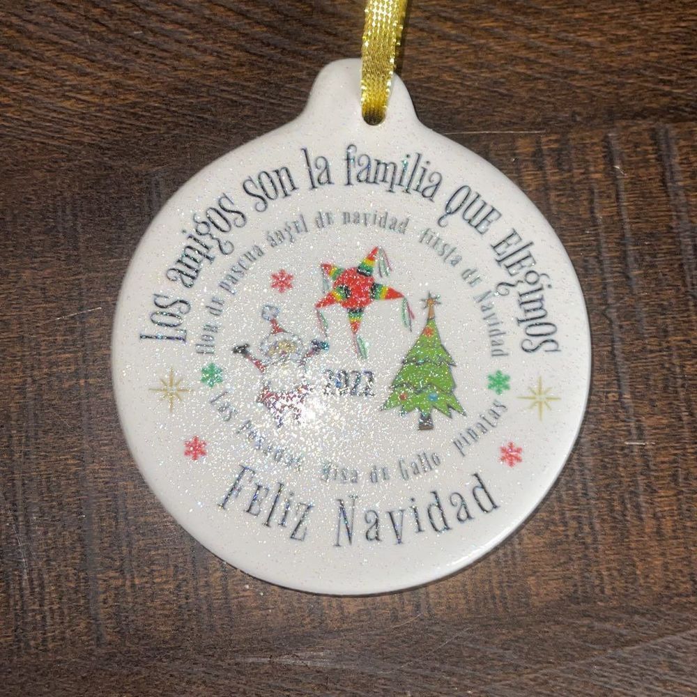 Los Amigos son La familia que elegimos 2022 Felix Navidad Ornament